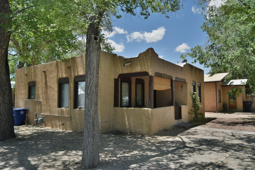 1300 Coal Ave SW in Albuquerque, NM - Building Photo