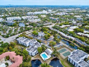 711 N Pine Island Rd in Plantation, FL - Foto de edificio - Building Photo