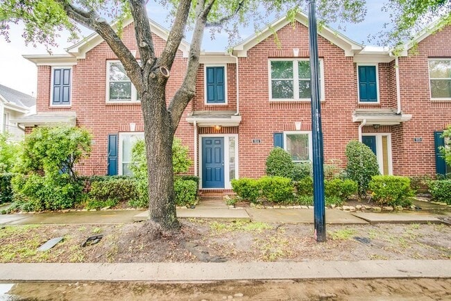 property at 914 W Heights Hollow Ln