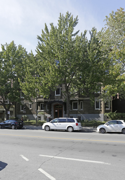 6065 W Sherbrooke O in Montréal, QC - Building Photo