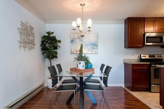 19 Claremont Ave in Redwood City, CA - Building Photo - Building Photo