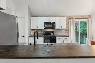 Room in House on Rosewood Ct in Round Rock, TX - Building Photo - Building Photo