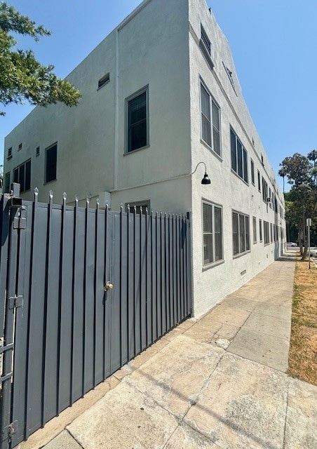 5987 Franklin Ave-Unit -205 in Los Angeles, CA - Foto de edificio - Building Photo