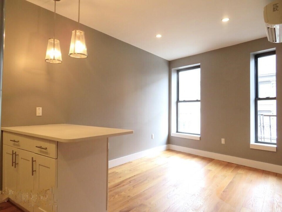 186 Broadway in Brooklyn, NY - Building Photo