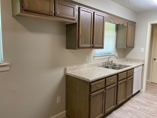361 Henderson Rd in Jackson, TN - Foto de edificio - Building Photo