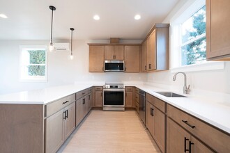 15878 SE Washington Ct in Portland, OR - Foto de edificio - Building Photo