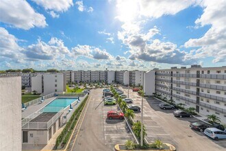 14180 SW 84th St in Miami, FL - Foto de edificio - Building Photo