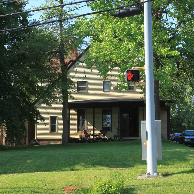 2035 E Genesee St in Syracuse, NY - Building Photo - Building Photo