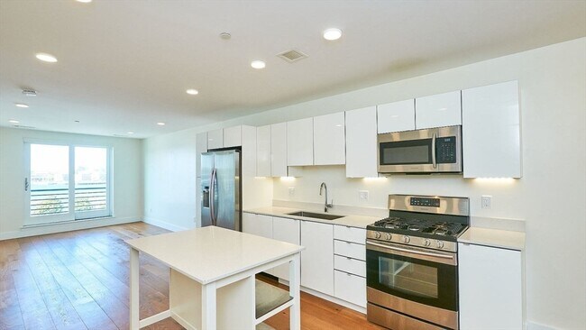 251 Meridian St, Unit #402 in Boston, MA - Building Photo - Building Photo
