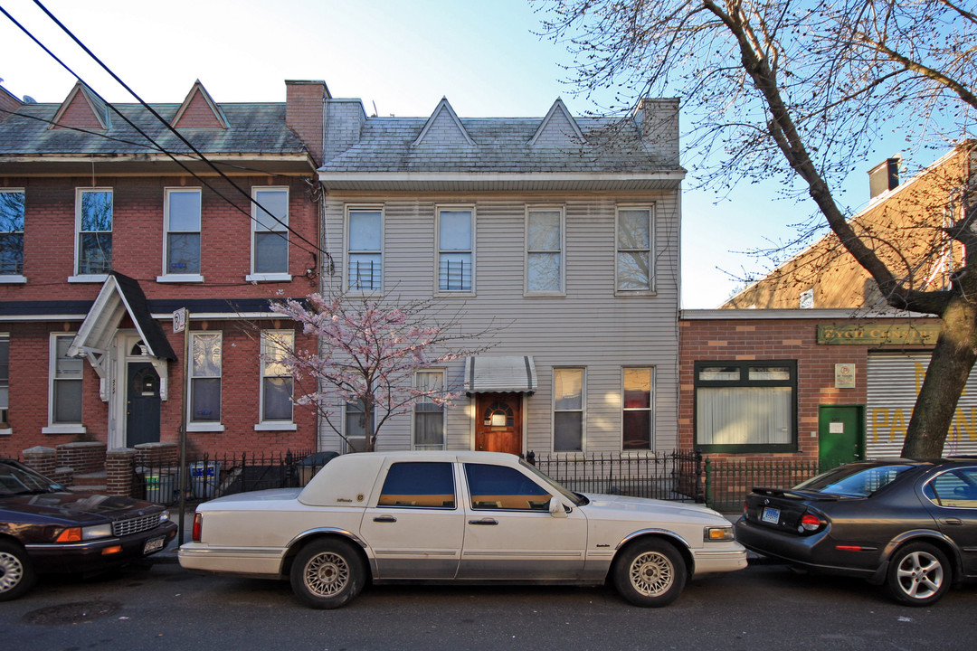 1874 Harmon St in Flushing, NY - Building Photo