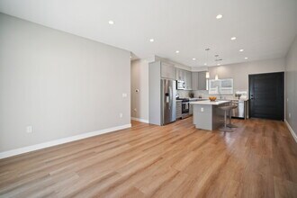 8436 Oakdale Ave in Winnetka, CA - Foto de edificio - Building Photo