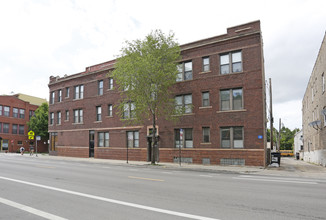 2001 N Oakley Ave in Chicago, IL - Building Photo - Building Photo