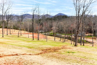 248 Avery Scroggs Rd in Hayesville, NC - Foto de edificio - Building Photo