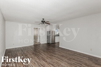 2202 Lockwood Dr in Carrollton, TX - Foto de edificio - Building Photo