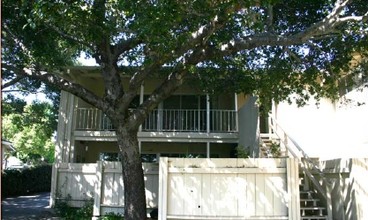 1717 Chapala St in Santa Barbara, CA - Foto de edificio - Building Photo