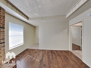 1809 McQueary St in Arlington, TX - Foto de edificio - Building Photo