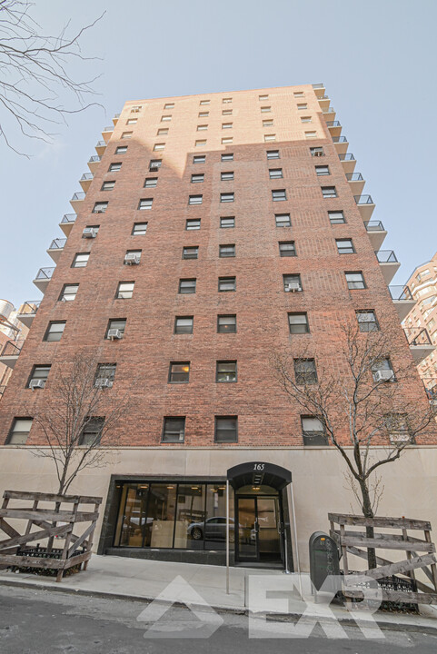 165 E 35th St in New York, NY - Building Photo