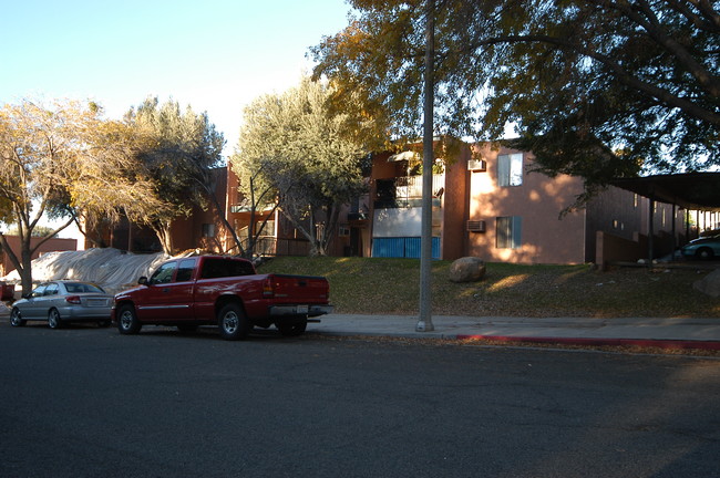 Logan Pointe Apartments in Riverside, CA - Building Photo - Building Photo