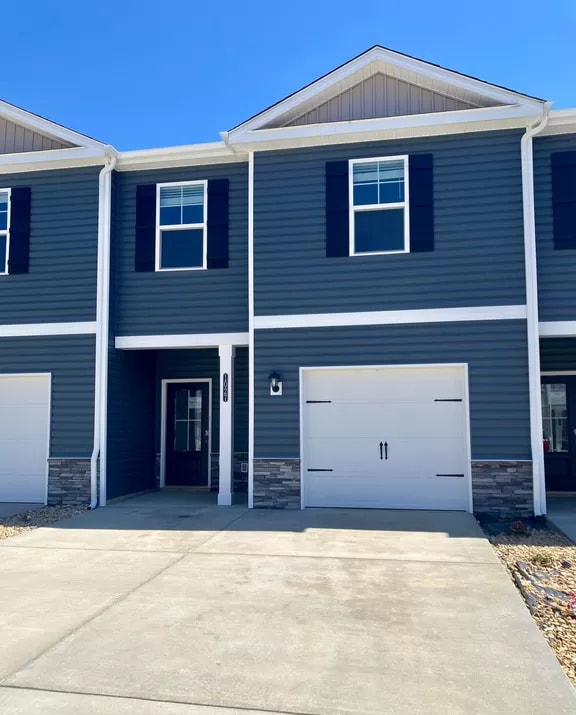 1025 Saylors Pl in Jonesborough, TN - Building Photo