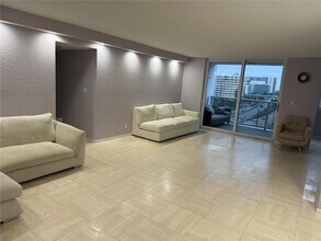 1880 S Ocean Dr in Hallandale Beach, FL - Foto de edificio - Building Photo