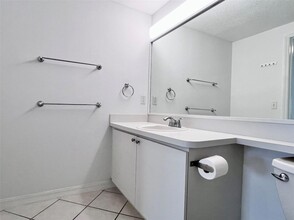 3500 Coral Wy, Unit 1211 in Miami, FL - Building Photo - Building Photo