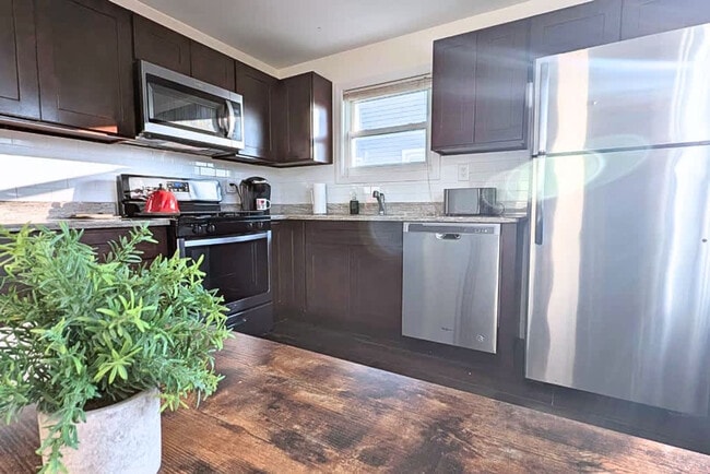 108 Gotthart St in Newark, NJ - Foto de edificio - Building Photo