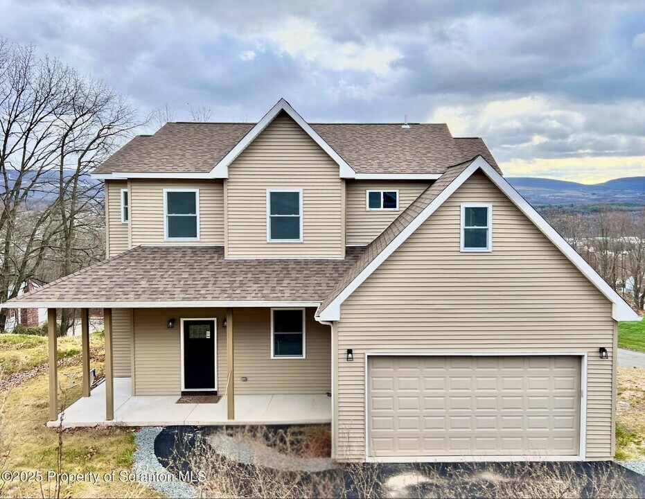 105 Parkdale Dr in Dickson City, PA - Building Photo