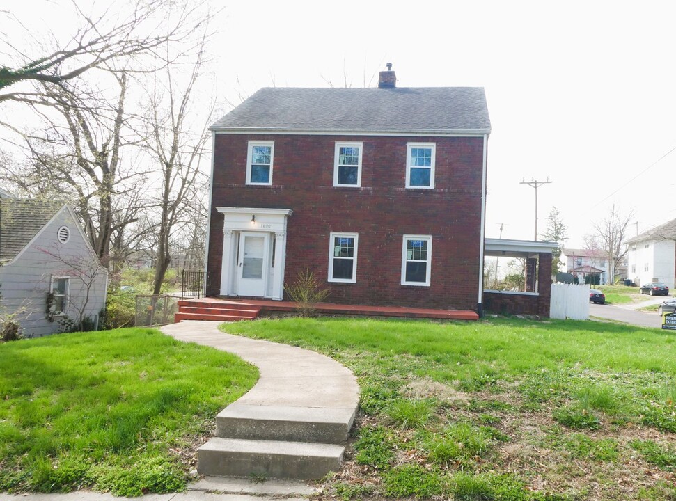 1600 University Ave in Columbia, MO - Building Photo