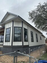 705 Peach St in Floresville, TX - Building Photo - Building Photo