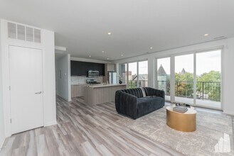 2534 W Fullerton Ave, Unit 503 in Chicago, IL - Building Photo - Building Photo