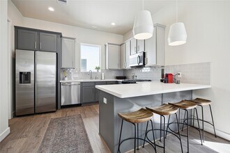 137 Eastwood St in Houston, TX - Building Photo - Building Photo