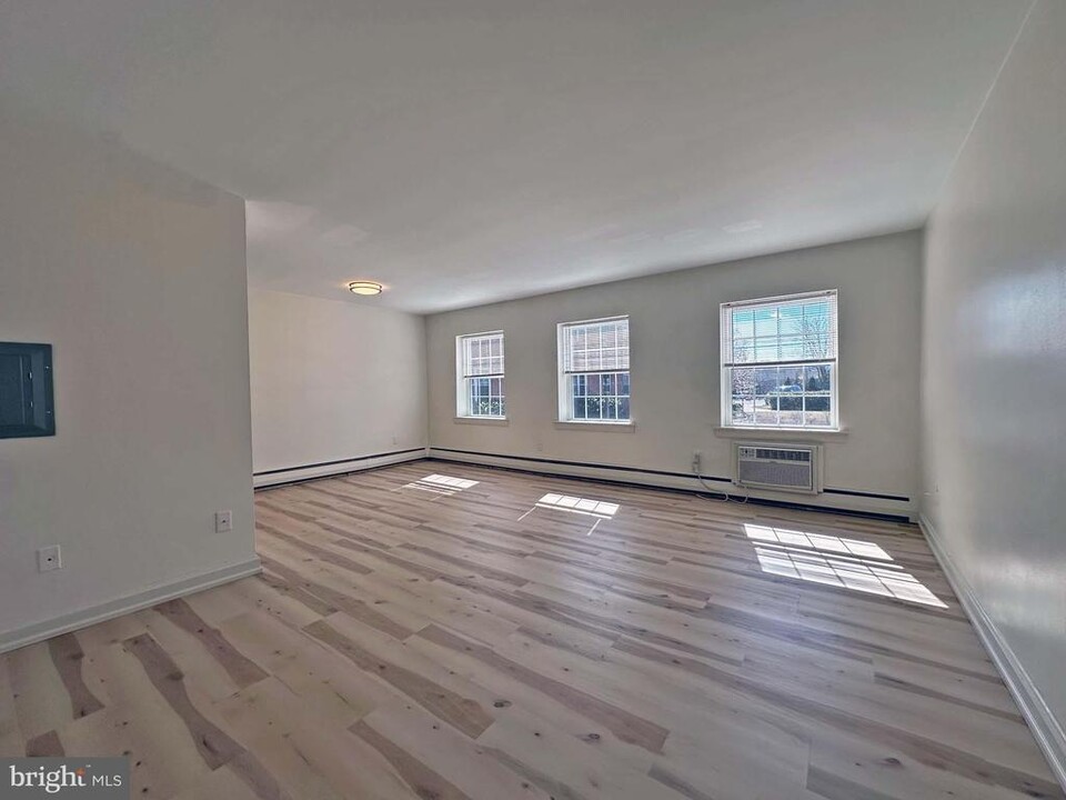 34 W Montgomery Ave in Ardmore, PA - Building Photo