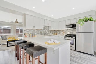 Palm View Village (Furnished Units Available) in Torrance, CA - Foto de edificio - Building Photo
