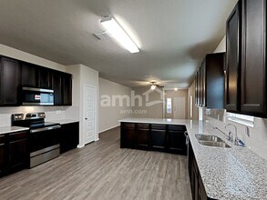 719 Red Barn Bnd in New Braunfels, TX - Foto de edificio - Building Photo