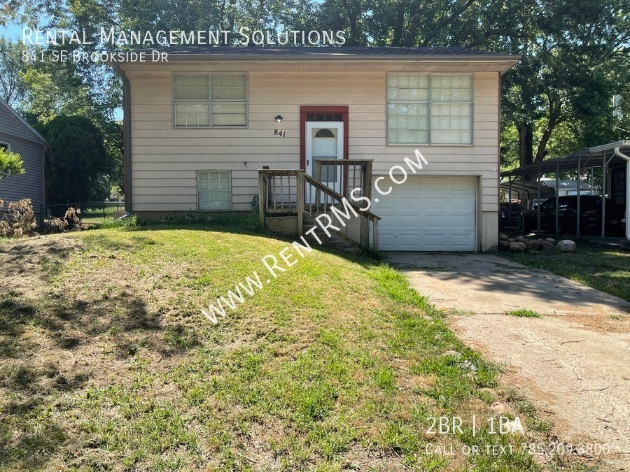 841 SE Brookside Dr in Topeka, KS - Building Photo