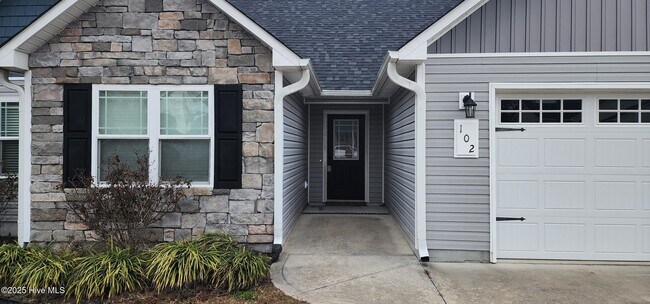 102 Chasity Wy in Hubert, NC - Foto de edificio - Building Photo
