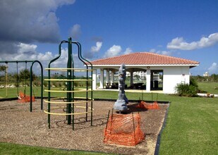 768 Lago Dr in Cape Canaveral, FL - Building Photo - Building Photo