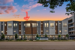 2401 Crawford St in Houston, TX - Building Photo