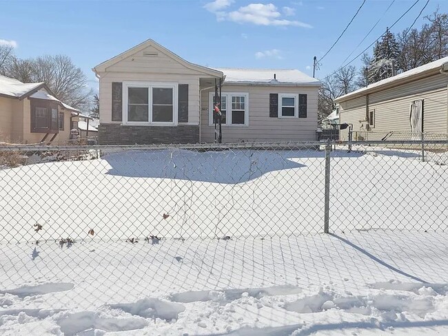 property at 1807 E Walnut St