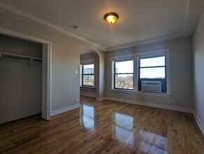 557 W Arlington Pl, Unit 5 in Chicago, IL - Foto de edificio - Building Photo