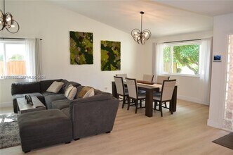 1200 NW 78th Ave in Plantation, FL - Foto de edificio - Building Photo