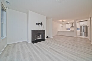 301 W Goethe St, Unit 103 in Chicago, IL - Building Photo