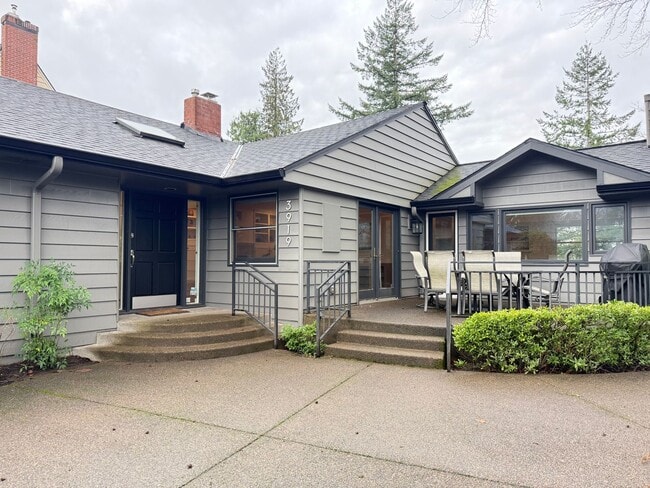 3919 SW Mt Adams Dr in Portland, OR - Building Photo - Building Photo