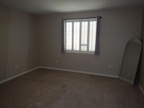 8377 Fenhollow Dr in Reno, NV - Building Photo - Building Photo