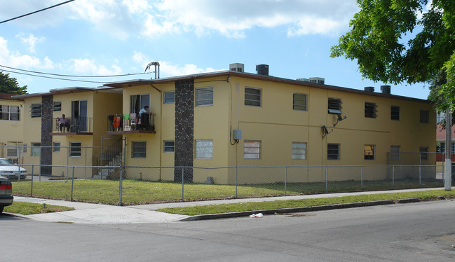 1060 NW 3rd St in Miami, FL - Building Photo - Building Photo