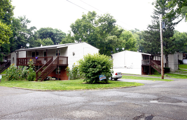 Julien Acres in Akron, OH - Foto de edificio - Building Photo