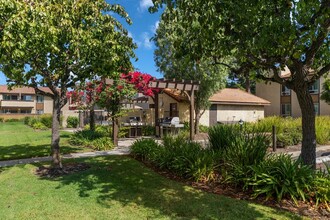 Villa Camarillo I Apartments in Camarillo, CA - Building Photo - Building Photo