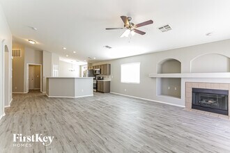 5217 N Painted Pebble St in North Las Vegas, NV - Foto de edificio - Building Photo