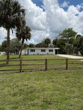 1818 Richards St in Naples, FL - Foto de edificio - Building Photo