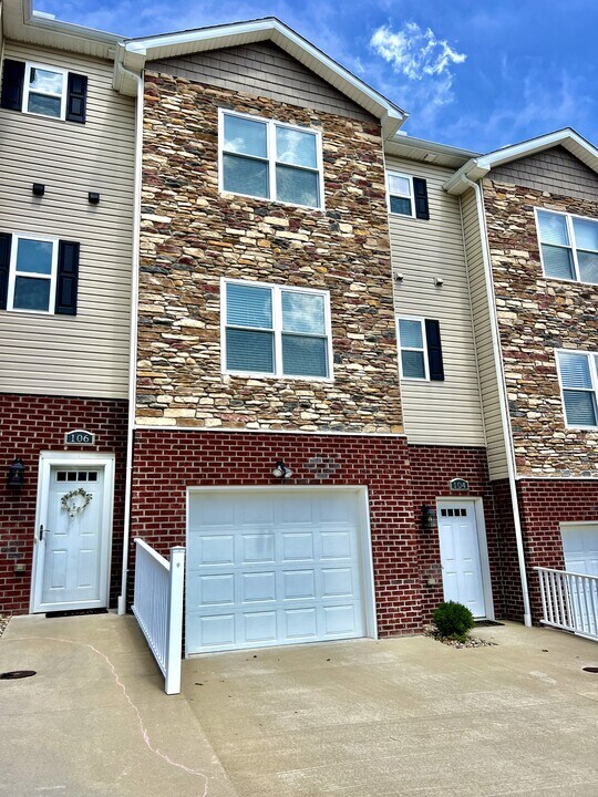 104 Sassafras Wy in Clarksburg, WV - Building Photo